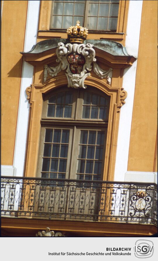 Balkon über dem Haupteingang von Schloss Moritzburg mit dem sächsisch-polnischen Allianzwappen