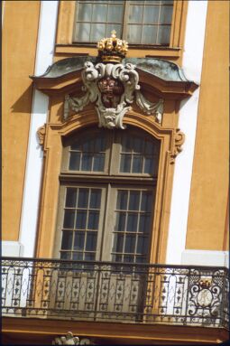 Bild: Balkon über dem Haupteingang von Schloss Moritzburg mit dem sächsisch-polnischen Allianzwappen