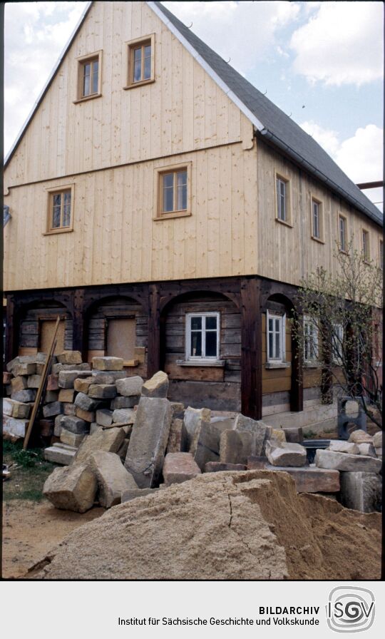 Umgebindehaus in Johnsdorf, die Obergeschosse sind neu mit Holz verkleidet