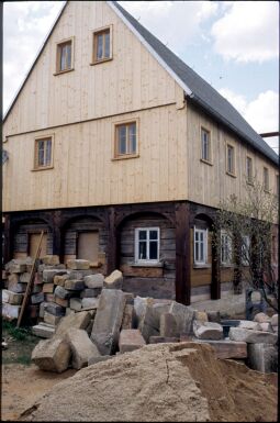 Bild: Umgebindehaus in Johnsdorf, die Obergeschosse sind neu mit Holz verkleidet