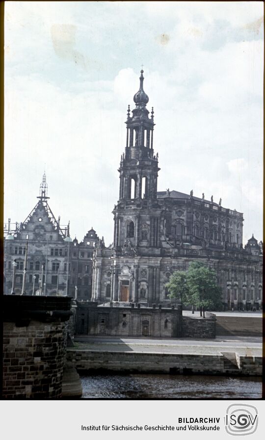 Blick über die Elbe in Dresden zur Ruine des Georgentors und der Karholischen Hofkirche
