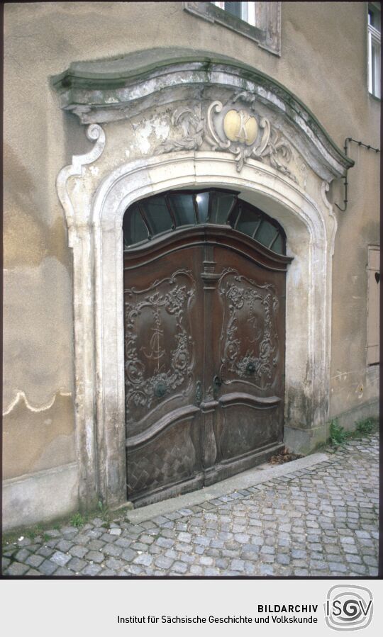 Hasueingang in Pulsnitz mit einem Oberlicht und Rokokoschnitzereien auf den Türblättern
