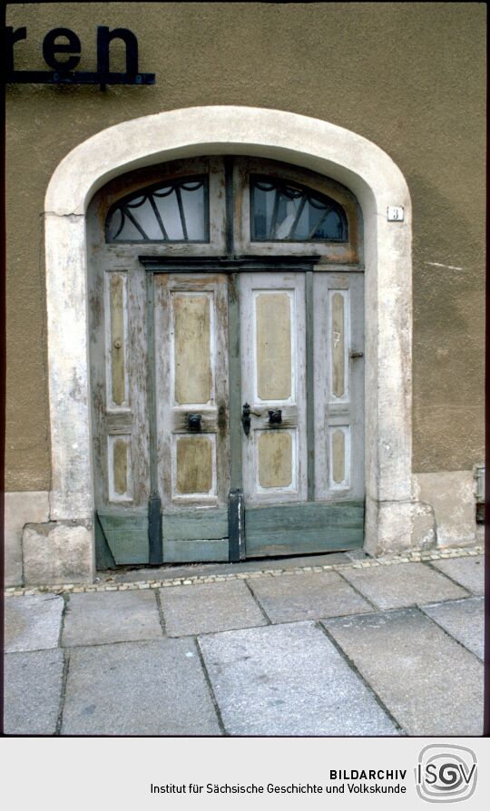 Haustür mit klassizistischen Oberlichtern zu einem Gebäude  in Pulsnitz
