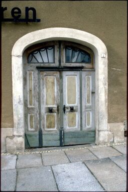 Bild: Haustür mit klassizistischen Oberlichtern zu einem Gebäude  in Pulsnitz