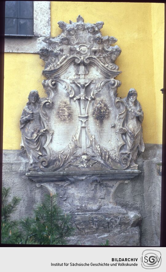 Grabmal mit Kurzefix, Engeln etc. an der Kirche in Pulsnitz