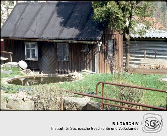 Blick zu einem Gartenhaus in Johnsdorf