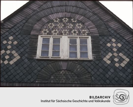 Verschieferter Giebel eines Hauses in Johndorf