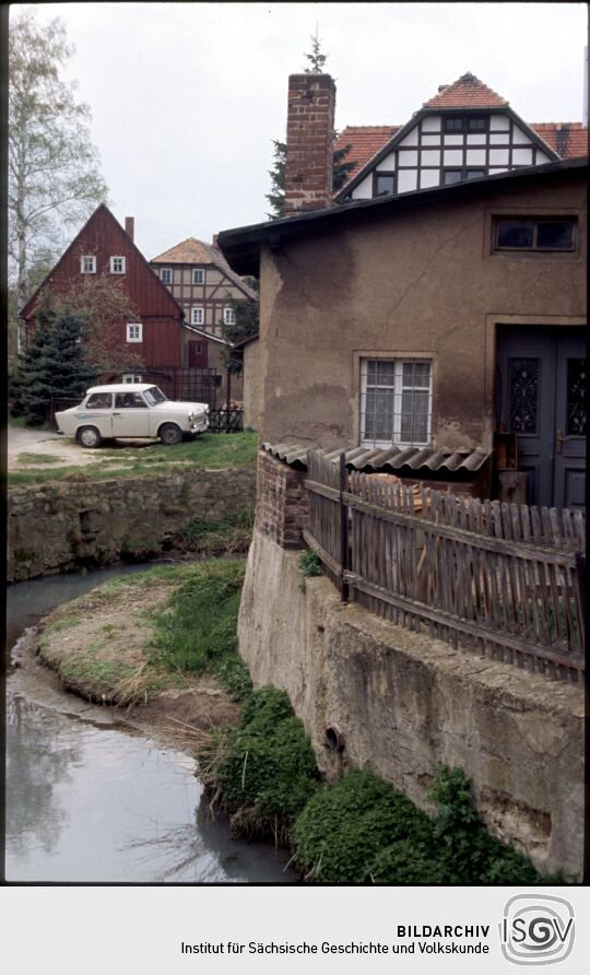 Blick auf Gebäude und einen Trabanten in Eibau am Landwasser