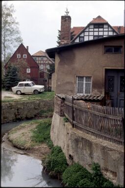 Bild: Blick auf Gebäude und einen Trabanten in Eibau am Landwasser