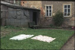 Bild: Tischtücher (?) auf einer Wiese in Eibau