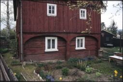 Bild: Umgebindehaus in Eibau mit Blumenbeeten und einem Basketballkorb im Hintergrund