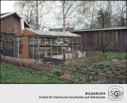 Garten mit Gewächshaus in Eibau