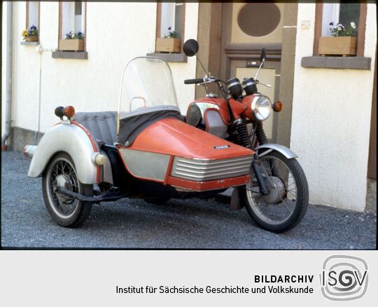 Motorad mit Beiwagen in Obercunnersdorf 1986
