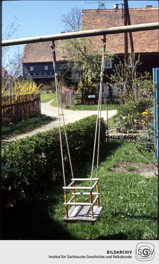 Schaukel in einem Garten in Obercunnersdorf 1986