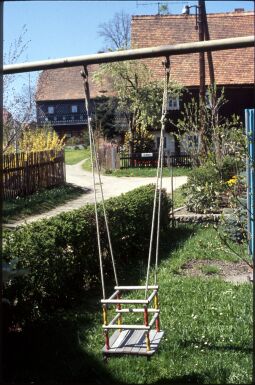 Bild: Schaukel in einem Garten in Obercunnersdorf 1986