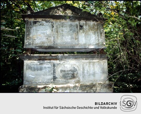Grabstein mit klassizistischem Sandsteinsarkophag auf dem Eliasfriedhof in Dresden, 1984