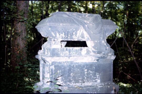Grabstein mit einem Sandsteinsarkophag auf dem Eliasfriedhof in Dresden 1984