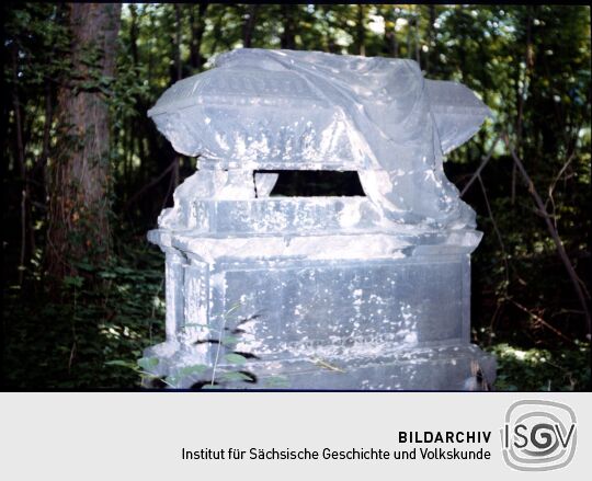 Grabstein mit einem Sandsteinsarkophag auf dem Eliasfriedhof in Dresden 1984