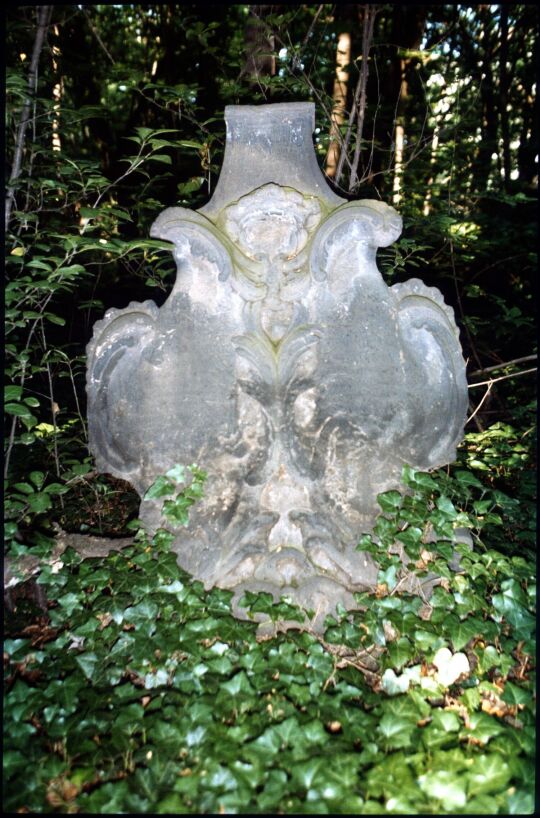 Grabstein mit Rokokokartuschen auf dem Eliasfriedhof in Dresden 1984