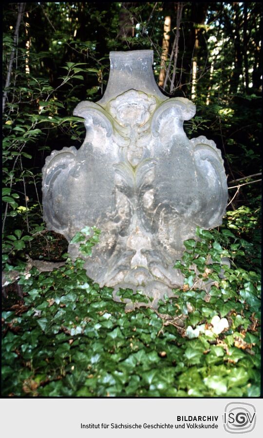 Grabstein mit Rokokokartuschen auf dem Eliasfriedhof in Dresden 1984
