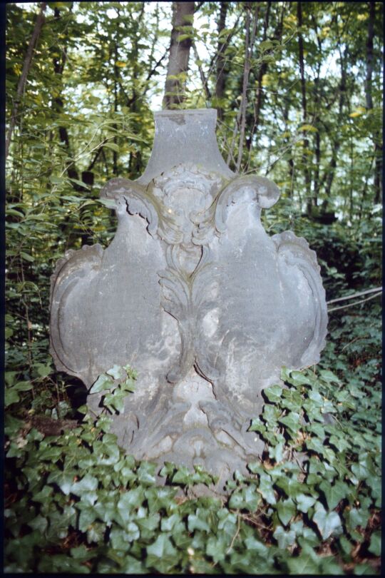 Grabstein mit Rokokokartuschen auf dem Eliasfriedhof in Dresden 1984