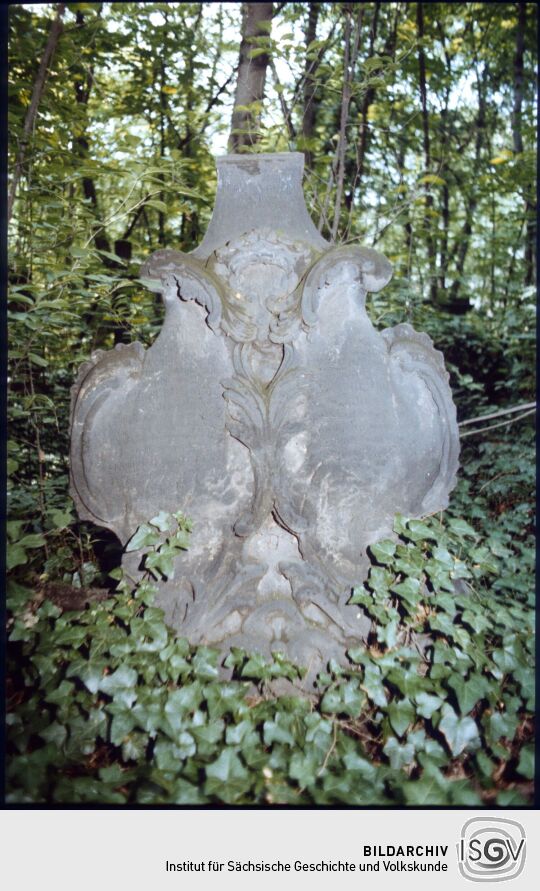 Grabstein mit Rokokokartuschen auf dem Eliasfriedhof in Dresden 1984