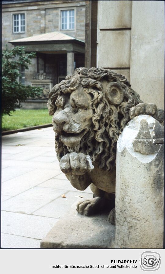 Lowenskulptur am Krankenhaus Friedrichstadt