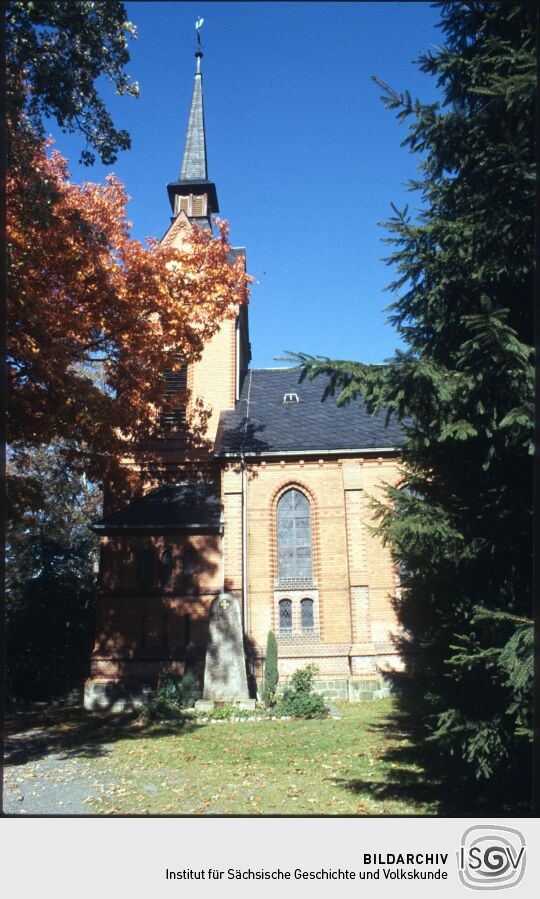 Blick zur Kirche in Marieney im Vogtland