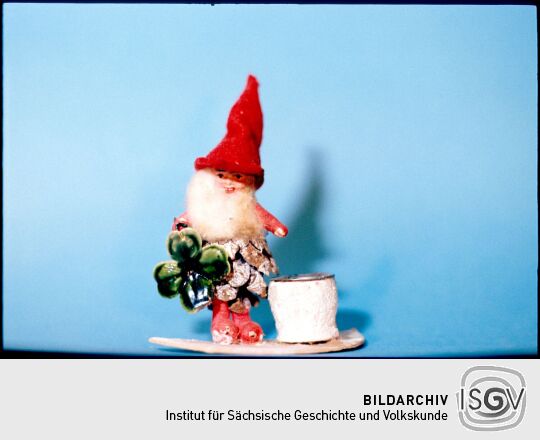Weihnachtlicher Schmuck ,1954 in Großenhain gekauft
Puppenlicht  mit Wichtel und Kleeblatt  aus Pappe