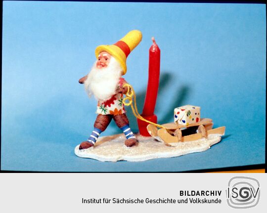 Weihnachtsdekoration: Wichtel mit Schlitten und Kerzenhaltenr aus dem Jahr 1954