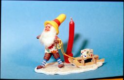 Bild: Weihnachtsdekoration: Wichtel mit Schlitten und Kerzenhaltenr aus dem Jahr 1954