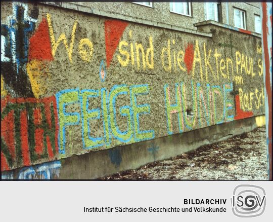 Graffiti an der Dresdner Bezirksverwaltung des MfS (Stasi) auf der Bautzner Straße