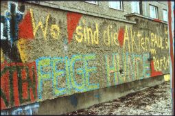 Bild: Graffiti an der Dresdner Bezirksverwaltung des MfS (Stasi) auf der Bautzner Straße