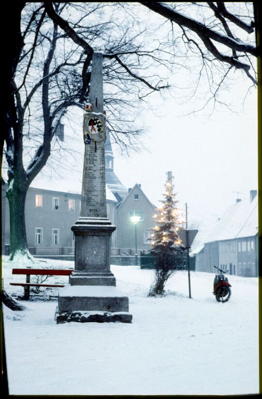 Postdistanzsäule im verschneiten Bärenstein 1981