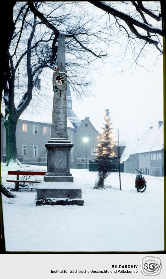 Postdistanzsäule im verschneiten Bärenstein 1981