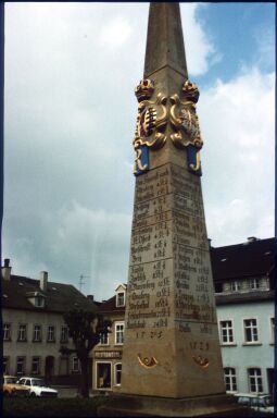 Bild: Postdistanzsäule auf dem Markt in Frauenstein