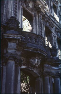 Portal am Ruine des Taschenbergpalais