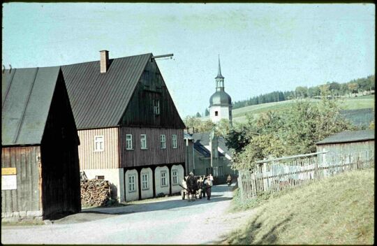 Ortsansicht mit Pferdewagen und Kirchturm