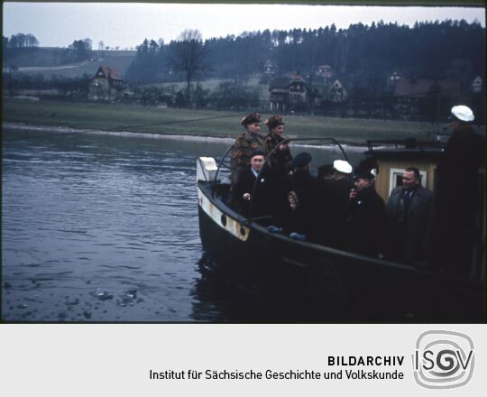 Überfahrt über die Elbe bei der Schiffersfastnach Postelwitz