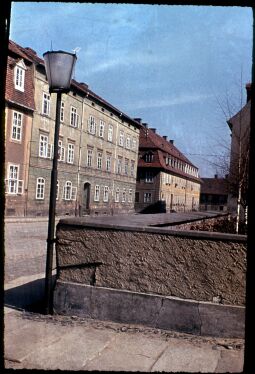 Blick über den Zinzendorfplatz zum Witwenhaus