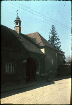 Bild: Torhaus mit Dachreiter zur August-Bebel-Straße 13 in Herrnhut