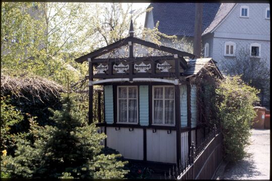 Gartenpavillion mit antikisierenden Dekor (Vasen) in Obercunnersdorf nach 1990