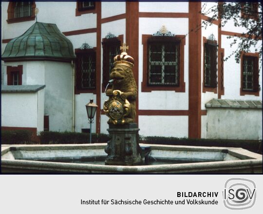 Brunnen mit dem böhmischen Wappen als Wappenhalter im Hof von Kloster Marienstern 1984