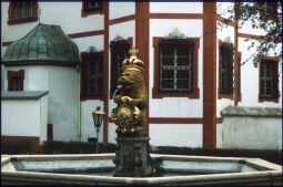 Bild: Brunnen mit dem böhmischen Wappen als Wappenhalter im Hof von Kloster Marienstern 1984