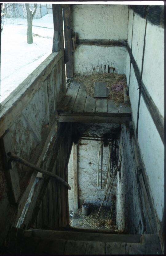 Treppenabgang von einem offenen Laubengang in Schweinerden 1993/4