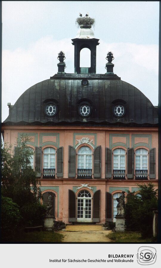 Fassanenschloss im Park von Schloss Moritzburg 1979. Auf dem Dachreiter nisten Störche.
