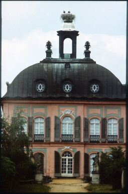 Bild: Fassanenschloss im Park von Schloss Moritzburg 1979. Auf dem Dachreiter nisten Störche.