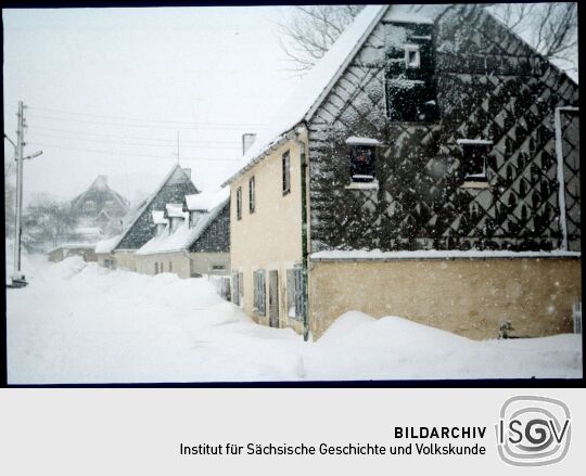 Ortsansicht des verschneiten Geising 1976