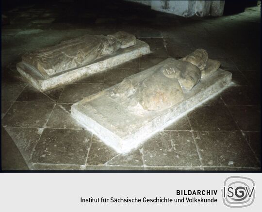 Grabplatten wettinischer Fürsten im Mausoleum des Klosters Altzella 1982