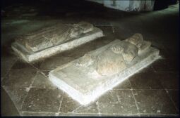 Bild: Grabplatten wettinischer Fürsten im Mausoleum des Klosters Altzella 1982